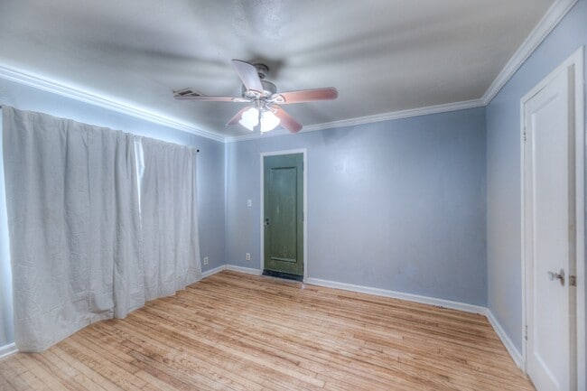 Building Photo - 544 S Oswego Ave