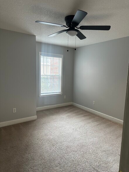 Building Photo - 104 Camellia Ct