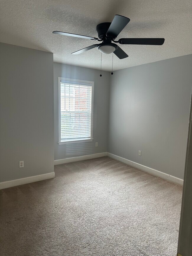 Building Photo - 104 Camellia Ct