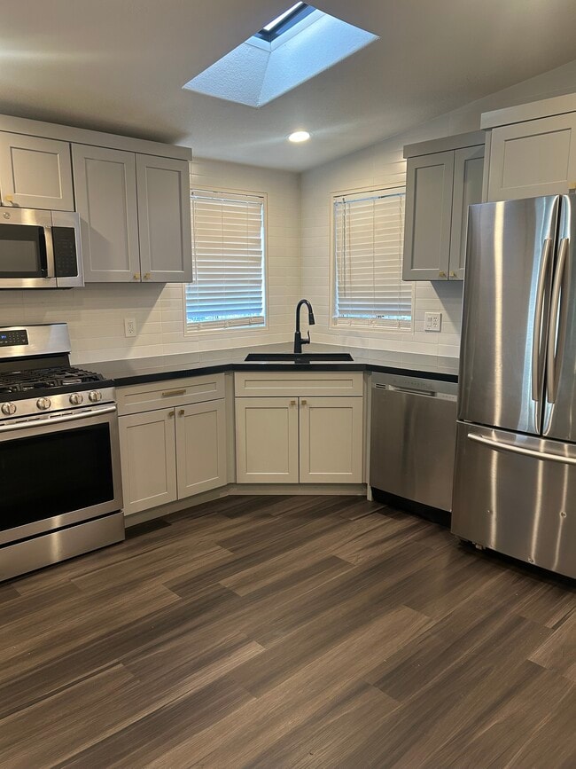 Building Photo - 2730 Larkspur St