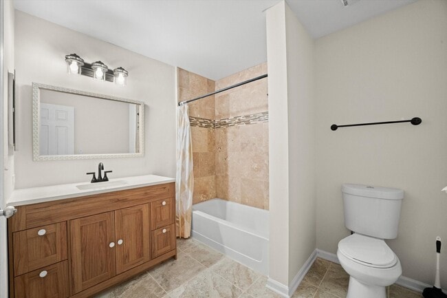 Building Photo - 2-Bedroom Townhouse in Waukegan - Gurnee School District