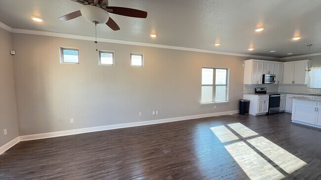 Building Photo - GORGEOUS 3-bedroom 2-bathroom home in Prairie Ridge! Half Off 1st Month's Rent!!