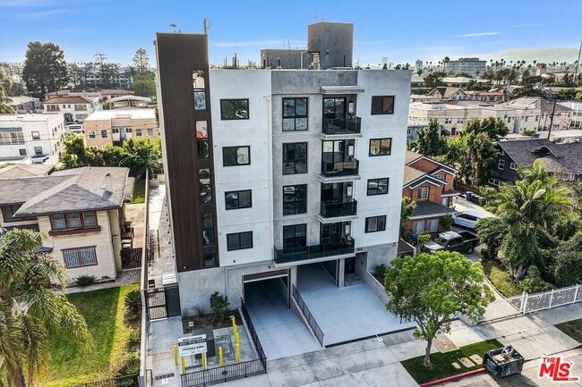 Building Photo - 1537 S Wilton Pl