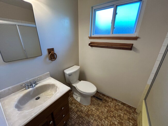 Building Photo - Nice Single Level Home with Attached Garag...
