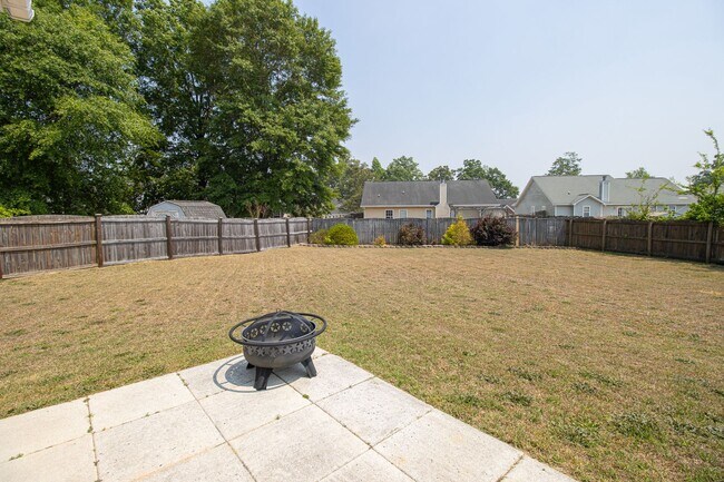 Building Photo - Spacious 3BR in Myers Creek – Fenced Yard, Workshop w/ Electricity & Bright Open Living!