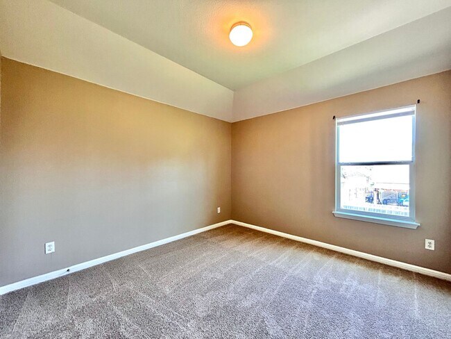 Building Photo - Your Next Home Awaits – Roomy, Bright & Co...