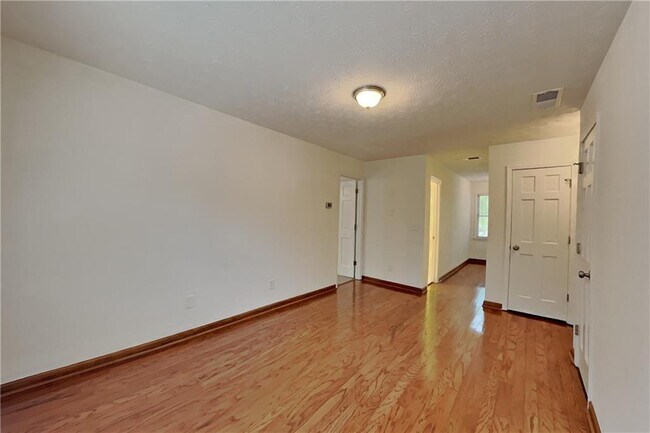 Building Photo - 4709 Crest Knoll Dr SW