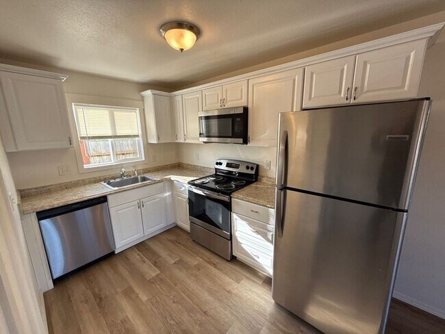 Building Photo - 3357 Portland Rd NE