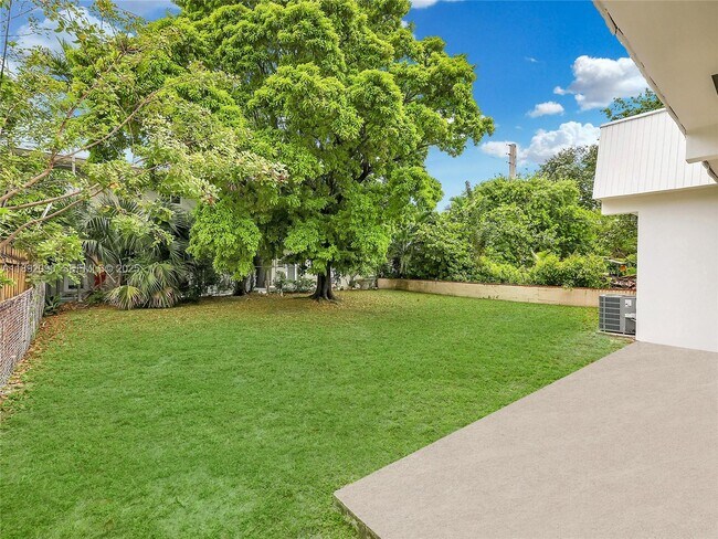 Building Photo - 1109 Biarritz Dr