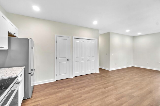 Building Photo - 304 E Hampton Ave