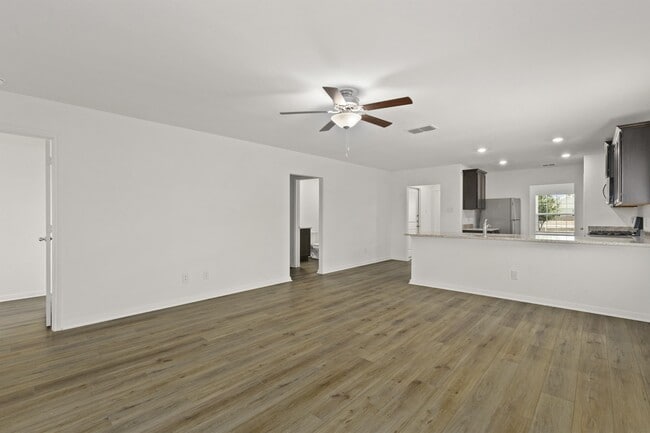 Building Photo - 4414 Banting Cres