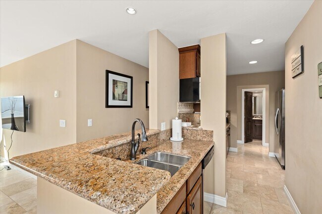 Marble countertops in kitchen - 935 Genter St