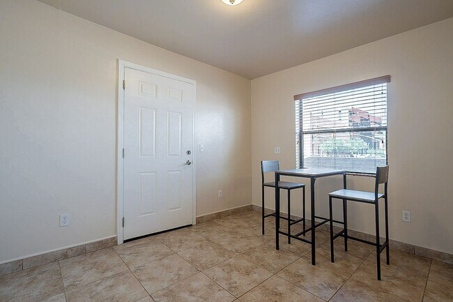 Building Photo - 928 E 6th St