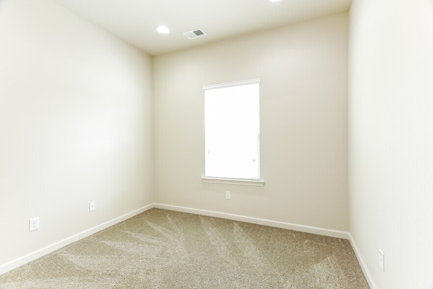 Building Photo - 325 Clover Cir