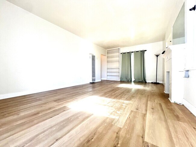 Building Photo - 7449A La Jolla Boulevard