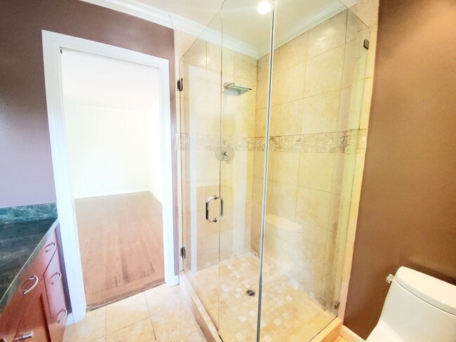 Building Photo - 2745 Summit Dr