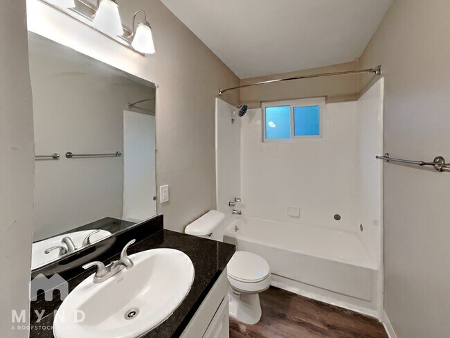 Building Photo - 6500 Country Club Dr Apt 7