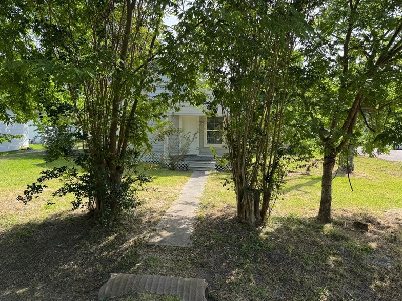 Building Photo - 702 Rosedale St