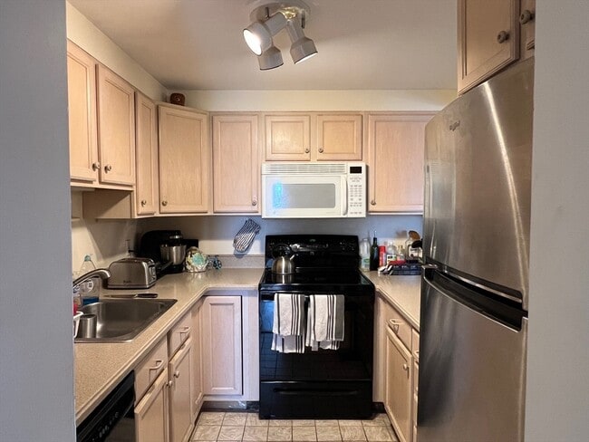 Building Photo - 170 Gore St