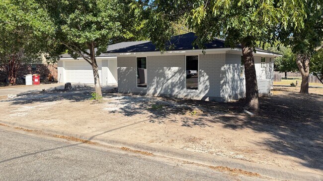 Building Photo - 1311 Julie St