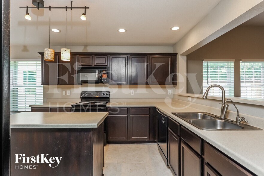 Building Photo - 5102 Roan Brook