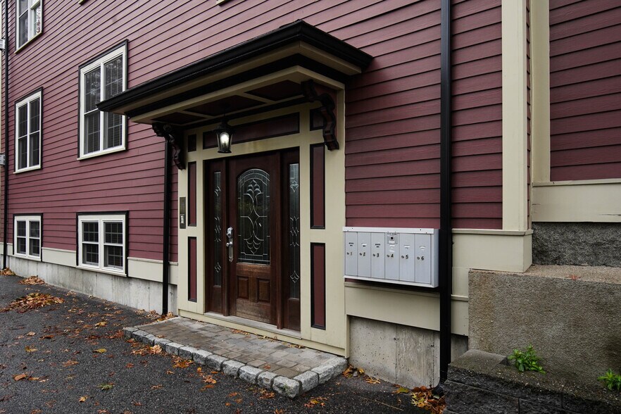 Building Photo - 95 Dix St