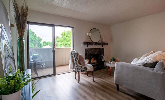 Building Photo - Beautiful Updated 2 Bed 1 Bath Condo by Fo...