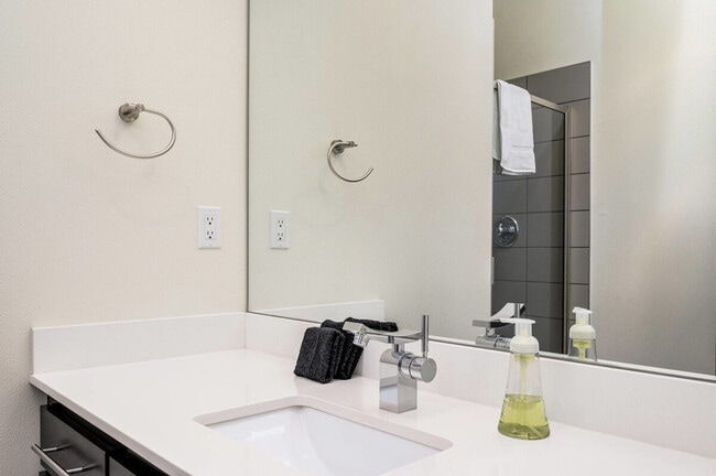 Building Photo - 1308 E Marion St