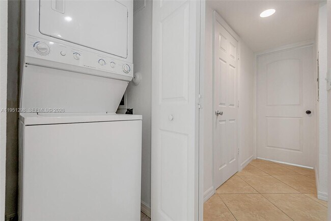 Building Photo - 1000 Palm Trail