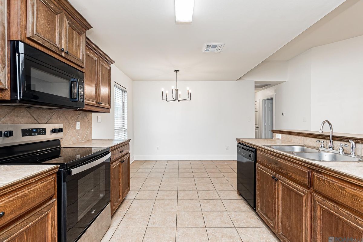 Building Photo - 15484 Oakstone Dr