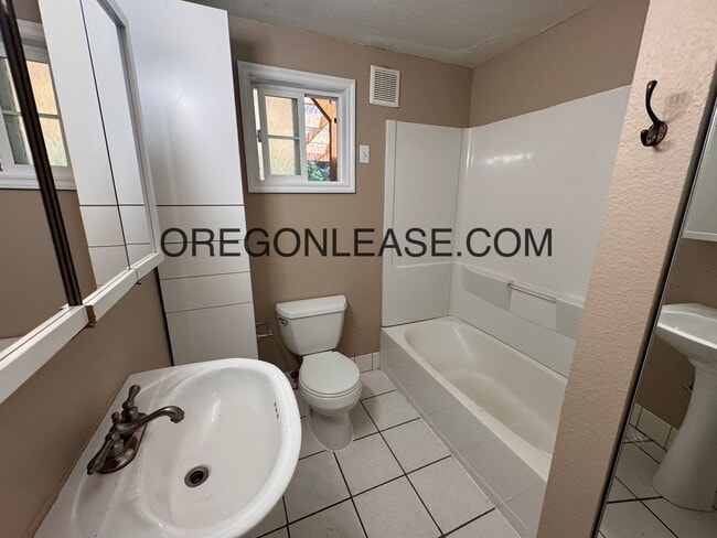 Building Photo - Large 5 bedroom North Eugene Home with lar...