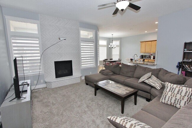 Building Photo - Immaculate Home Nestled in a Quiet Neighbo...