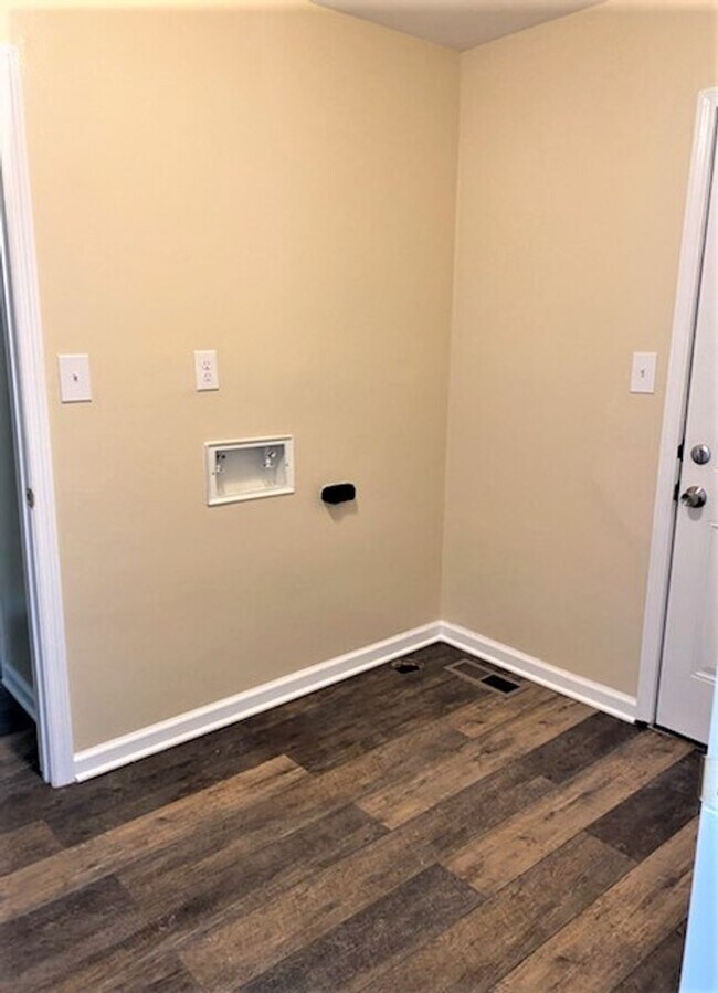 Building Photo - Move In Special!! 1/2 Off First Month's Re...