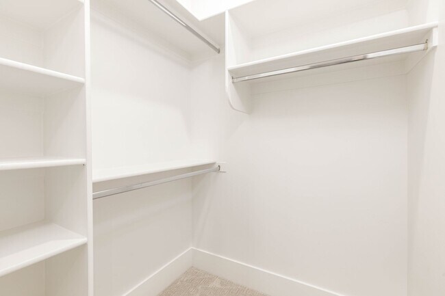 Building Photo - 6 bedroom with RV Garage and Hot Tub