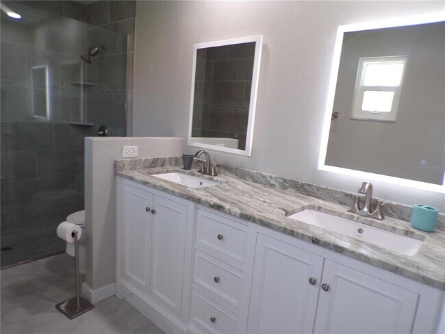 Building Photo - 2310 Palm Tree Dr