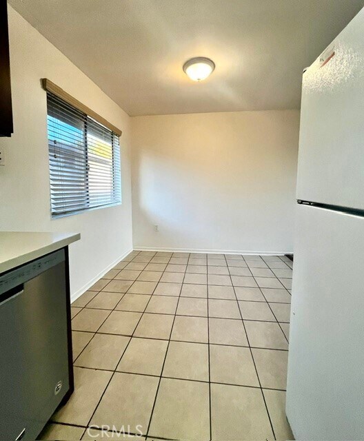 Building Photo - 2429 S Ridgewood Dr
