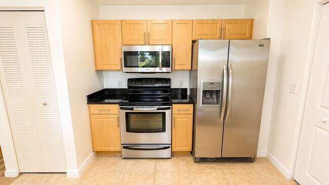 Building Photo - Annual unfurnished luxury 3/2 condo downtown Sarasota overlooking a park!