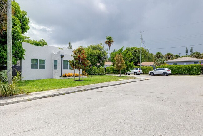 Building Photo - 610 10th St