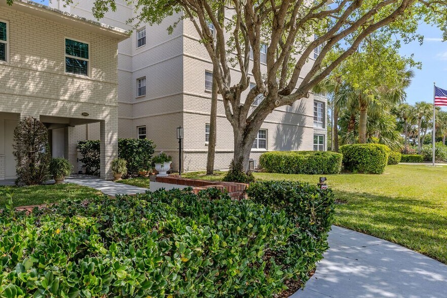 Building Photo - 2333 Indian River Blvd