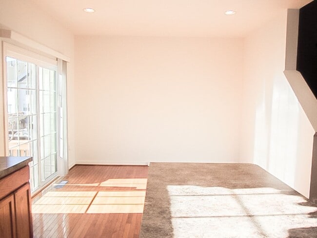 Building Photo - Beautiful 3 Bed 3.5 Bath Interior Townhome In Much Sought After Blooms Mill