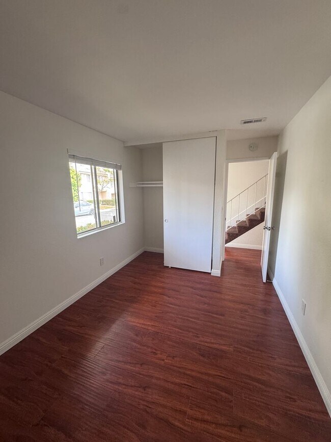 Building Photo - 4 bed townhouse central  Clairemont