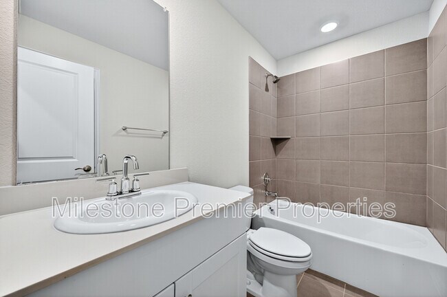 Building Photo - 2121 Gustavus Dr