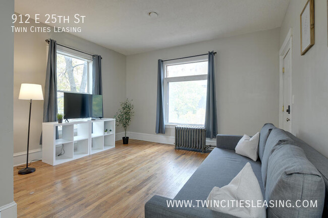 Building Photo - Updated 3 bed, 1 bath Apartment - With on-...