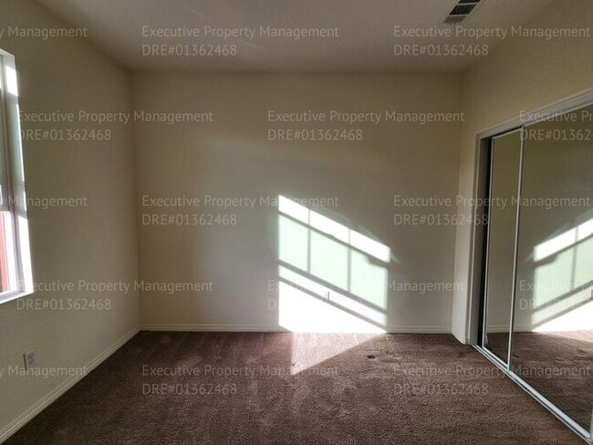 Building Photo - 3 bedroom/ 2.5 bathroom town home located in a secured gated community.