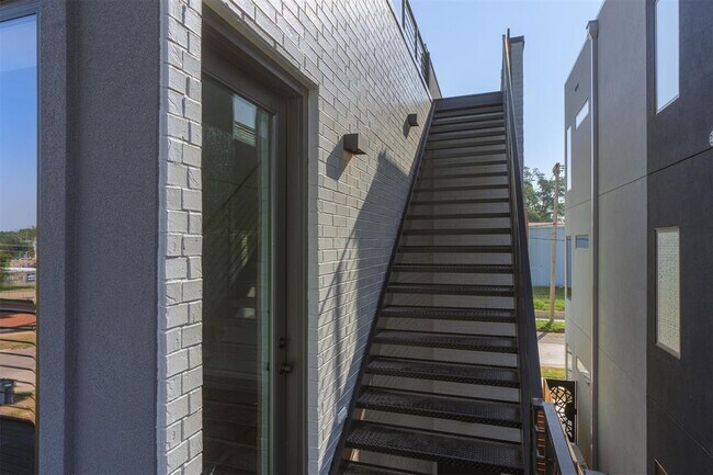 Building Photo - 923 N Francis Ave