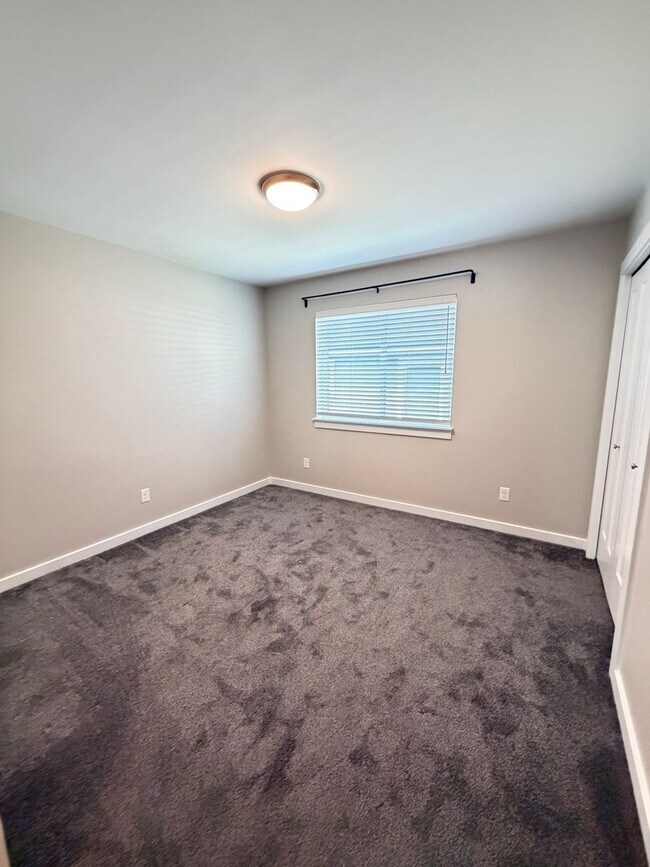 Building Photo - 3 Bedroom Home in gated community!