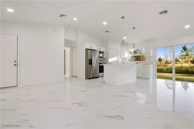 Building Photo - 732 Asher St E