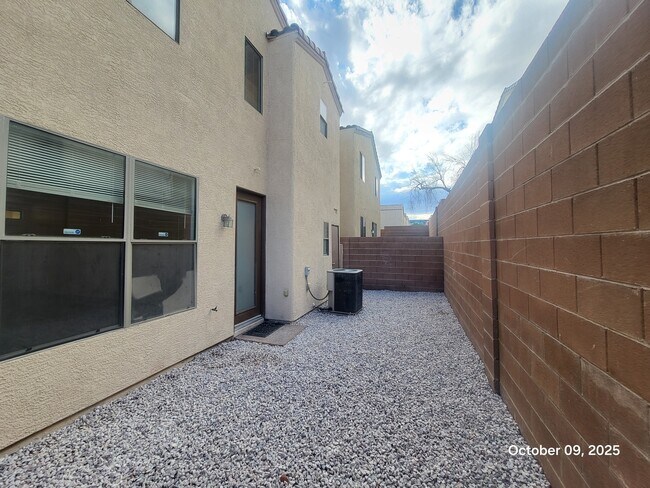 Building Photo - 9708 Villa Lorena Ave