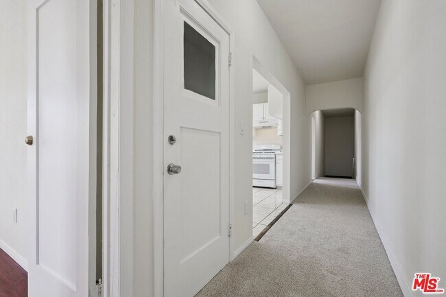 Building Photo - 1464 3/8-1464 W 35th Pl