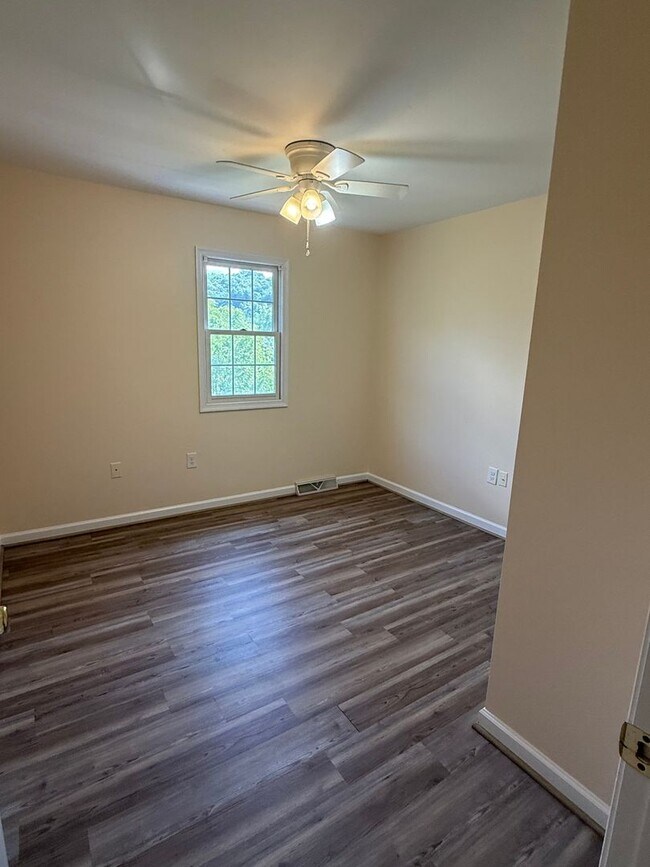 Building Photo - 403 Cindy Dr